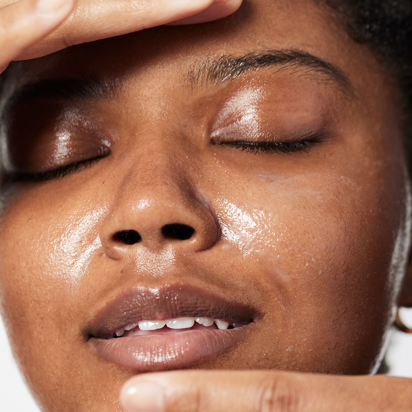 holy-hydration-makeup-melting-cleansing-balm-l6 040822_Model_HH-Cleansingbalm_044_RT2-V1_IGF_6a40ae53-ccc2-4a83-9d08-7c99f2dc2b4b.jpg