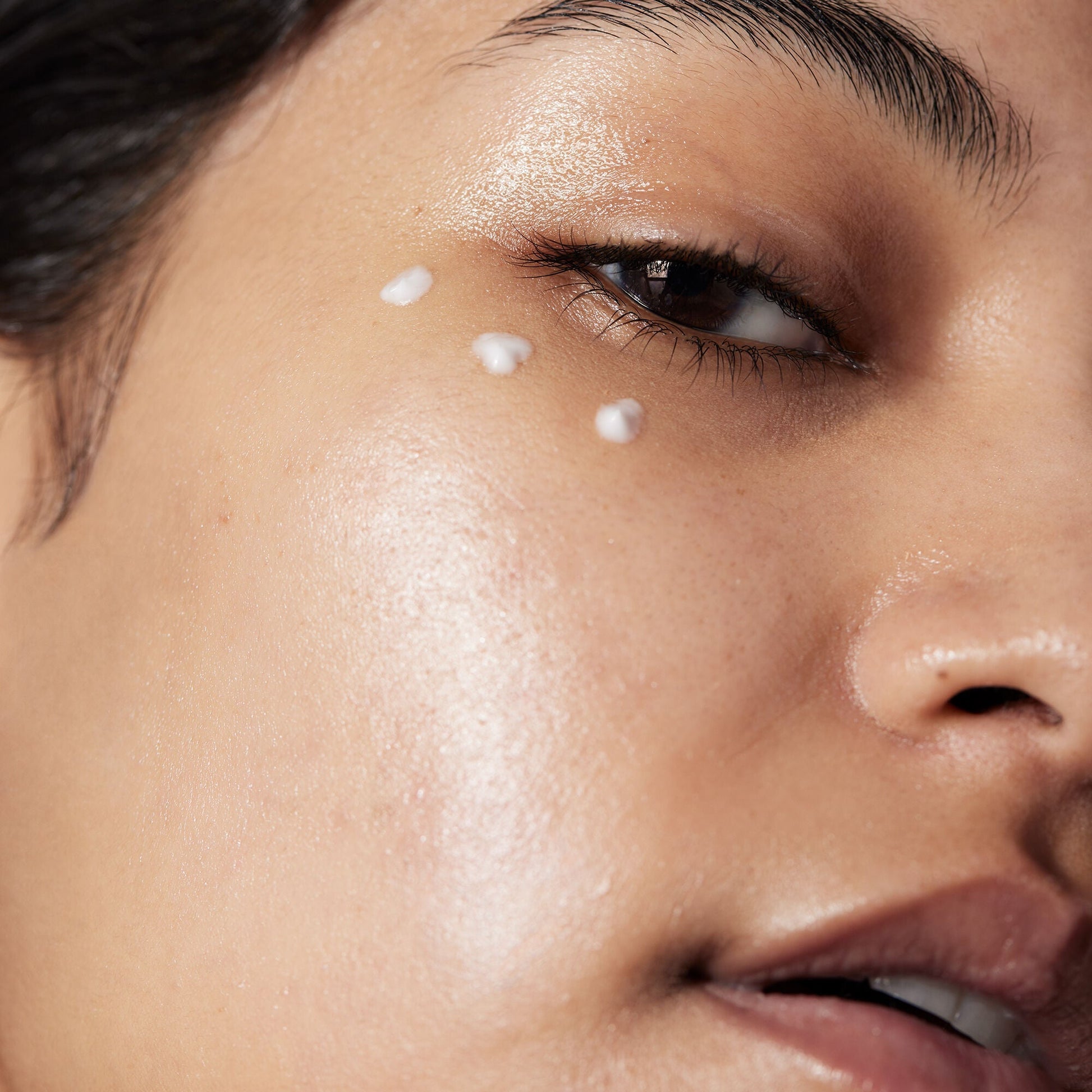 holy-hydration-eye-cream-u8 040822_Model_HH-EyeCream_116_RT1-V1_IGF_3f5819bb-8440-48d0-943c-ab2a2612d116.jpg
