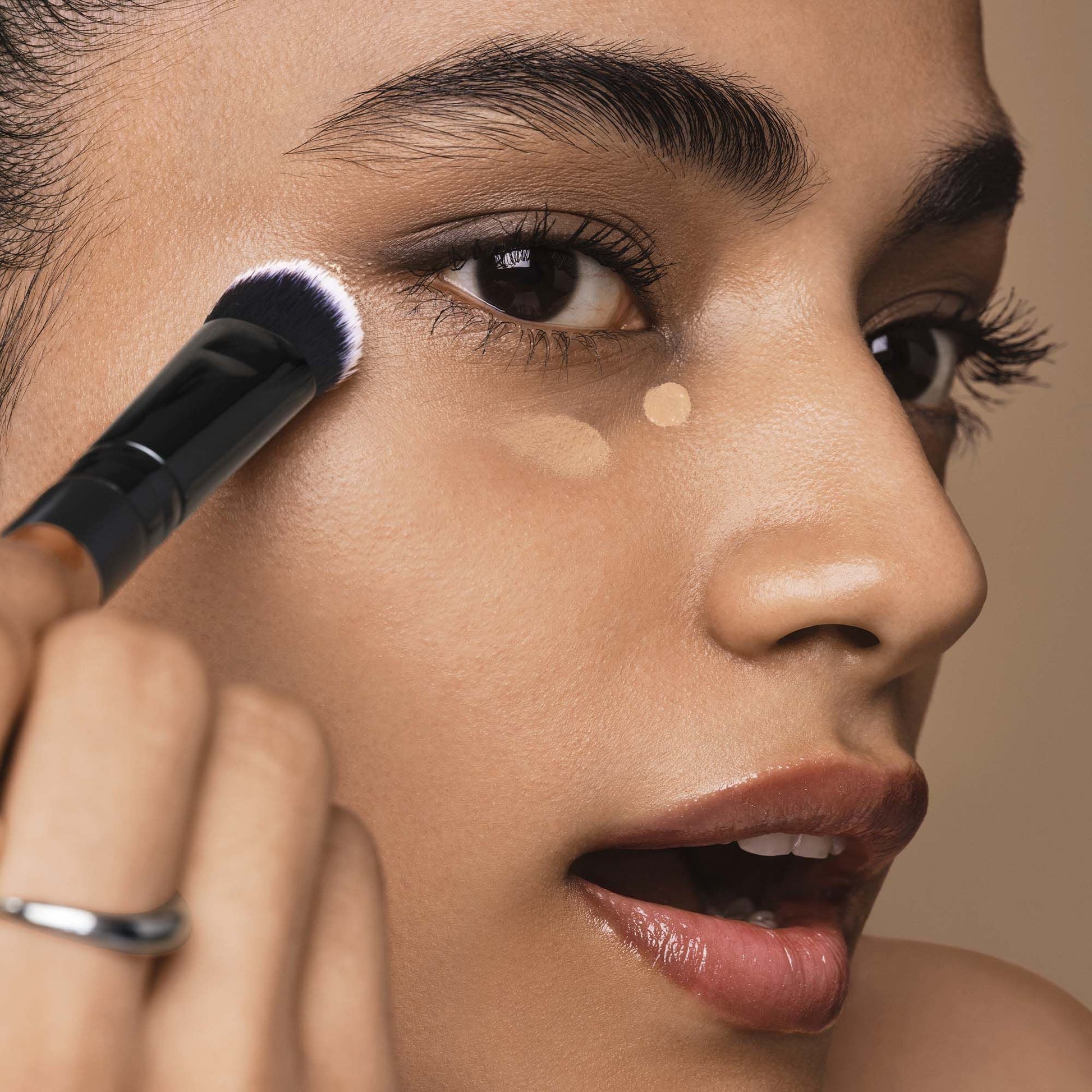 tap-and-blend-concealer-brush-z9 042925_Dipti_SoftGlam_Brushes_App_0044_477_w3QC_IGF.jpg