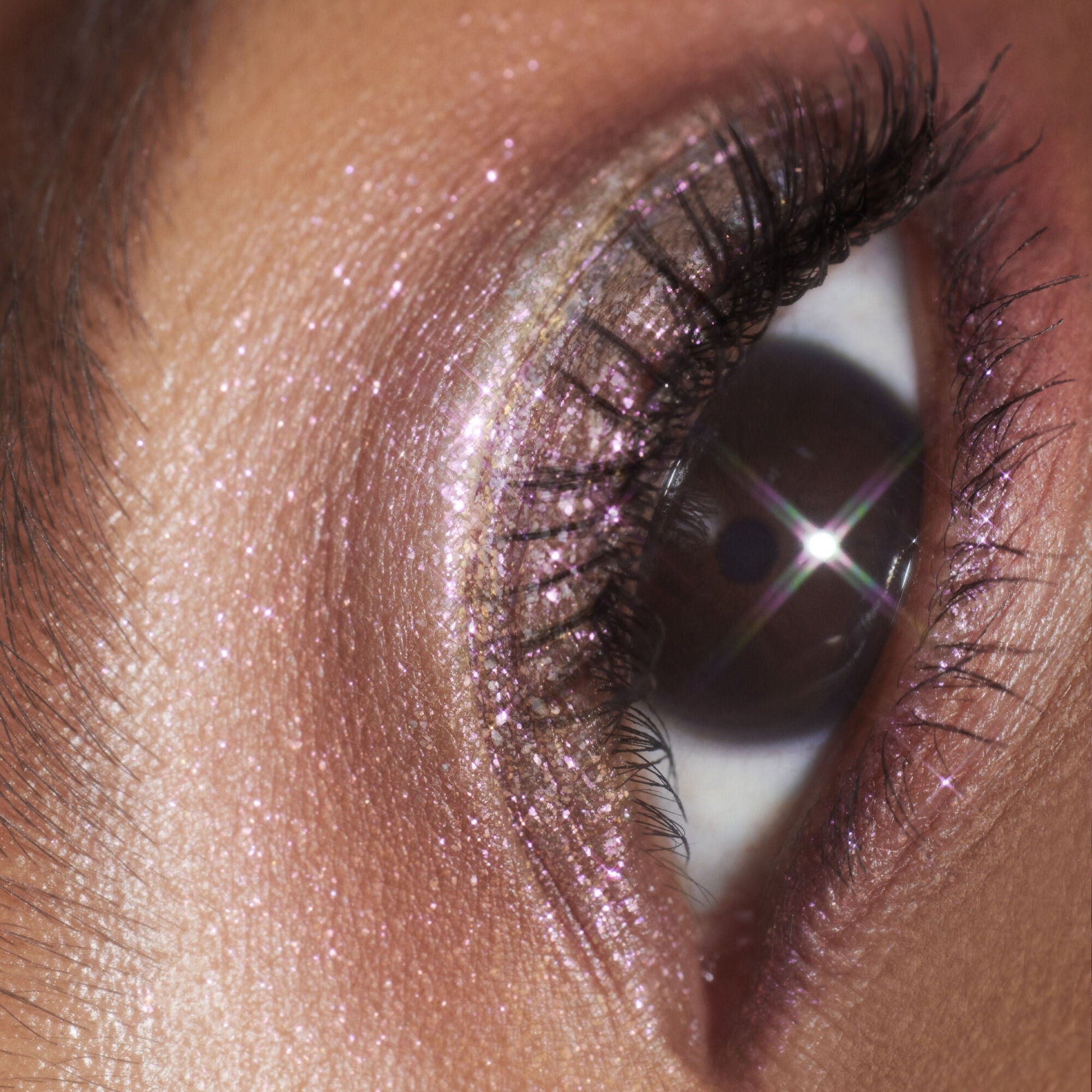 duochrome-liquid-eyeshadow-u6 061223_Chi_SparkPink_0023_FINAL_RGB_IGF.jpg