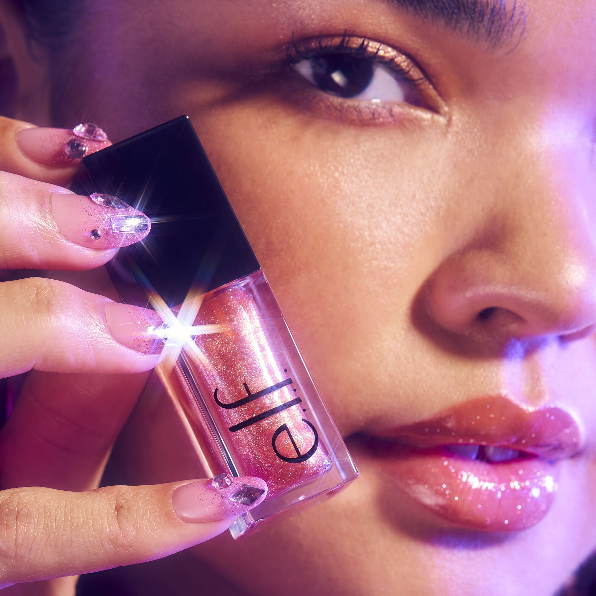 glow-reviver-plumping-lip-oil-n1 072225_Breanna_LipPlump_0391_2000x2000_0613e084-a418-44f9-b40d-c461b7a4b6db.jpg
