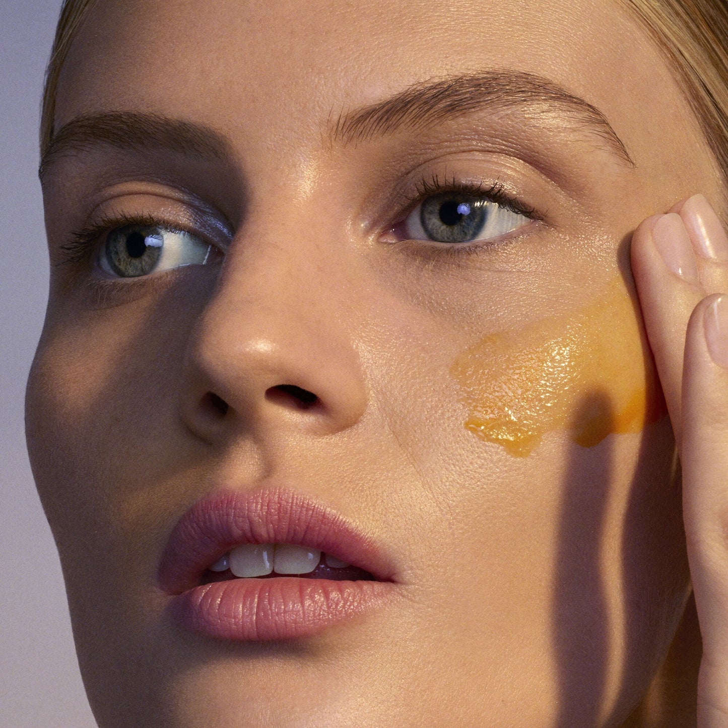 youth-boosting-advanced-night-retinoid-serum-j6 080222_Florence_ANR_0403_IGF_V2.jpg