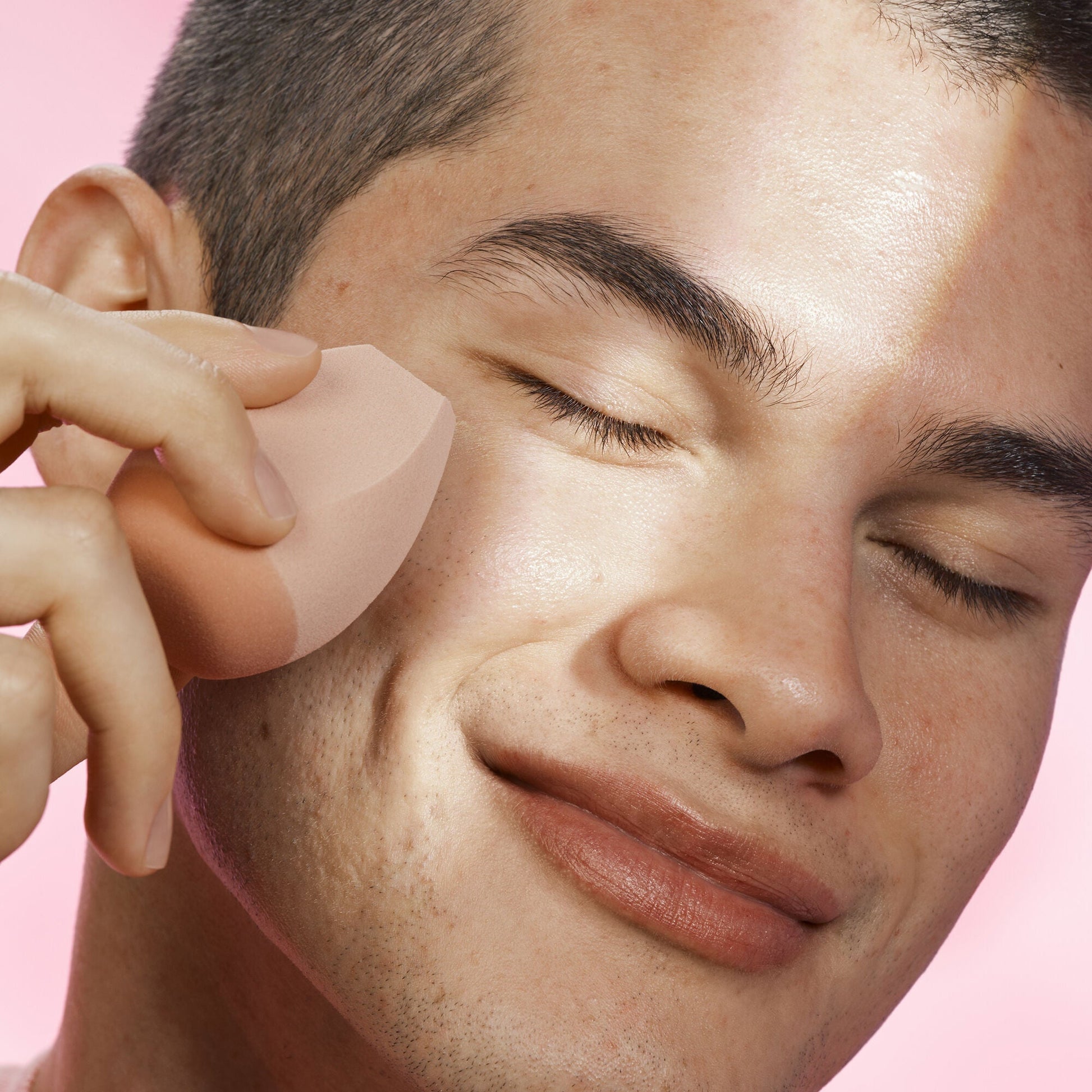 halo-glow-angled-silicone-face-sponge-w2 102124_HGST_Alfredo_Application_0134_v2_RGB_IGF.jpg