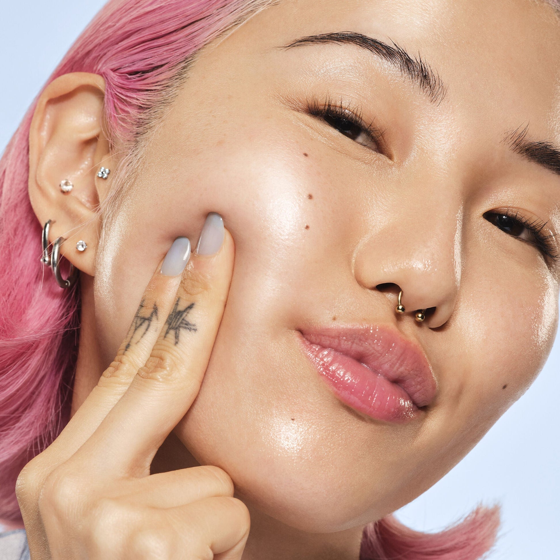 glass-slick-serum-stick-m8 102225_SKIN_Michelle_Editorial_015_w4QC_RGB_IGF_42f2efa3-c76d-440b-9883-58026346f35b.jpg