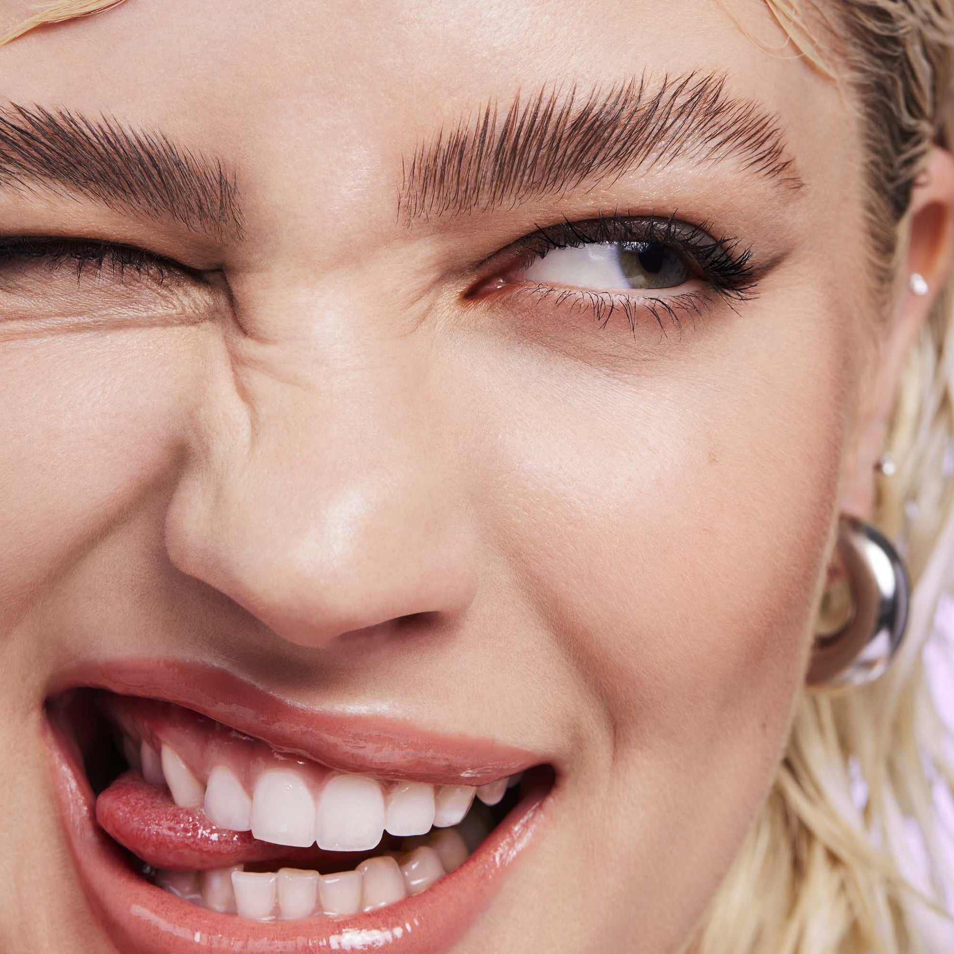 brow-laminating-gel-i7 110923_Genevieve_BrowGel_App-Vibe_6982_RGB_IGF.jpg