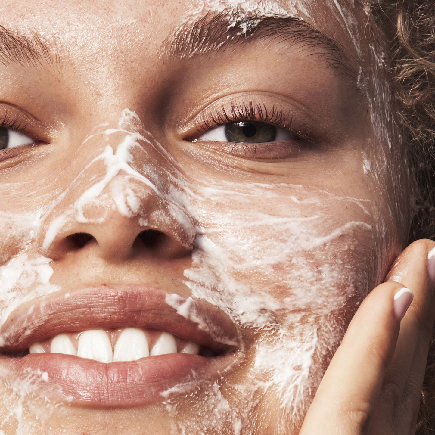 blemish-breakthrough-acne-clarifying-cleanser-d7 121321_Marley-Acne-Regimen_0117_FINAL_IGF.jpg