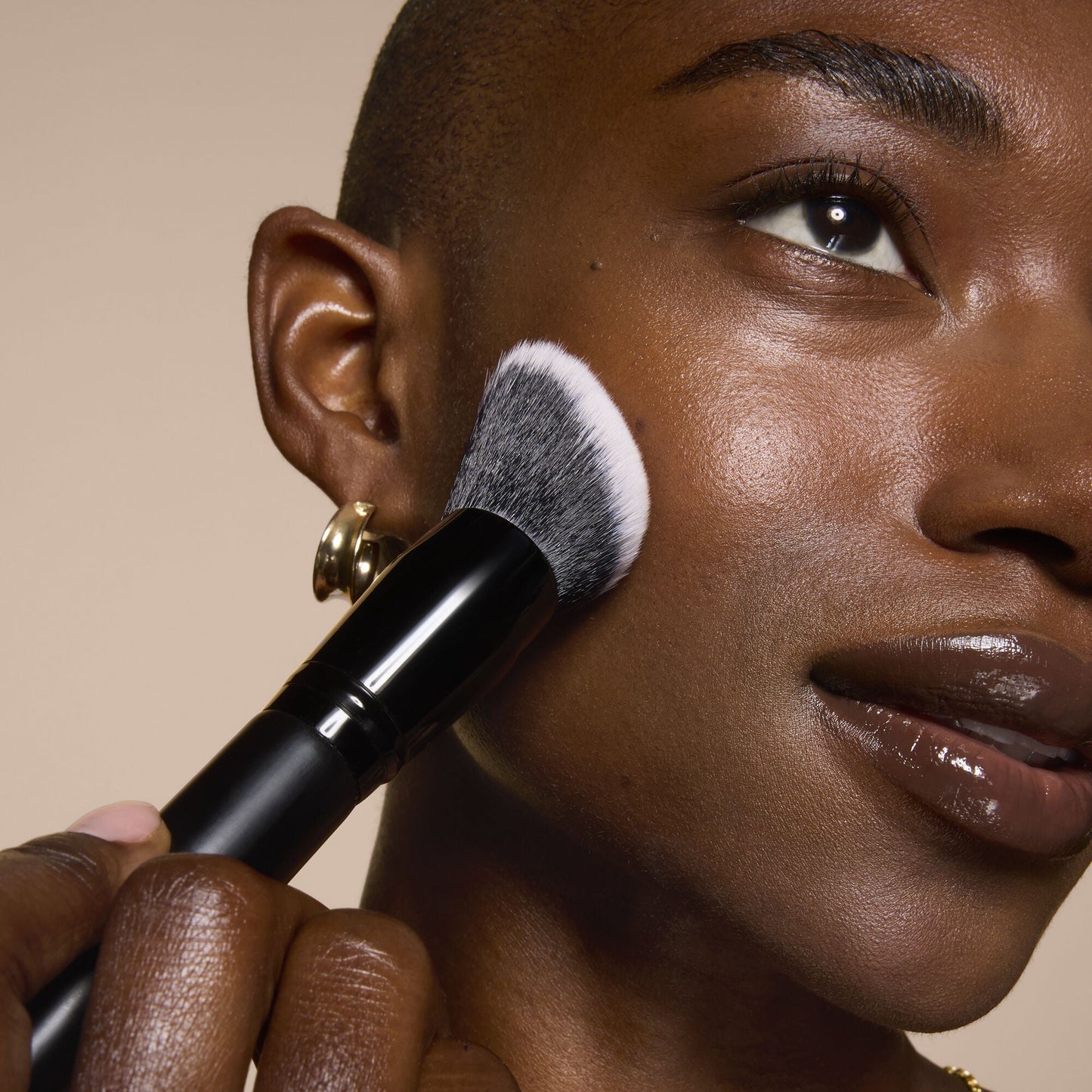 smooth-swipe-foundation-brush-e2 81456_MOM_SMOOTH_SWIPE_FOUNDATION_BRUSH_TOOL_SHOT_IYANNA_0169_V4.jpg