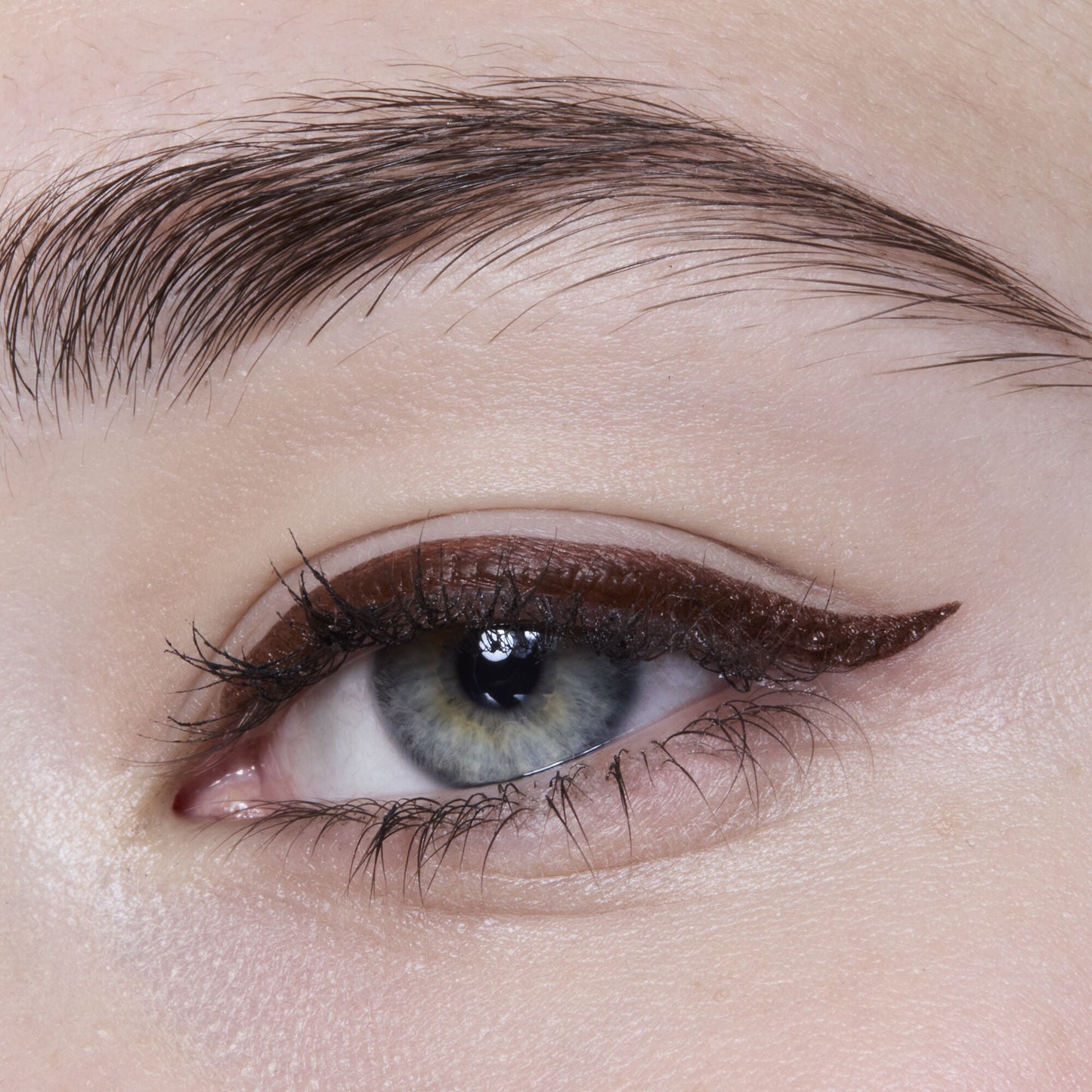 h2o-proof-eyeliner-pen-h0 81606_H20_PROOF_EYELINER_20PEN_CHESTNUT_MOM_BROWN_JORDAN_0029_v3.jpg