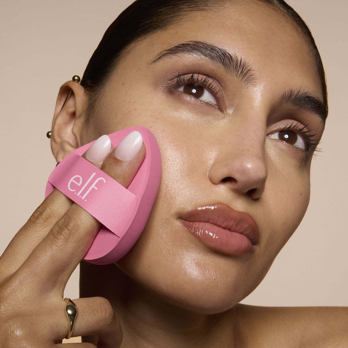 pillow-puff-foundation-sponge-c4 81838_MOM_PILLOW_PUFF_FOUNDATION_SPONGE_TOOL_SHOT_SONALI_0126_V2.jpg