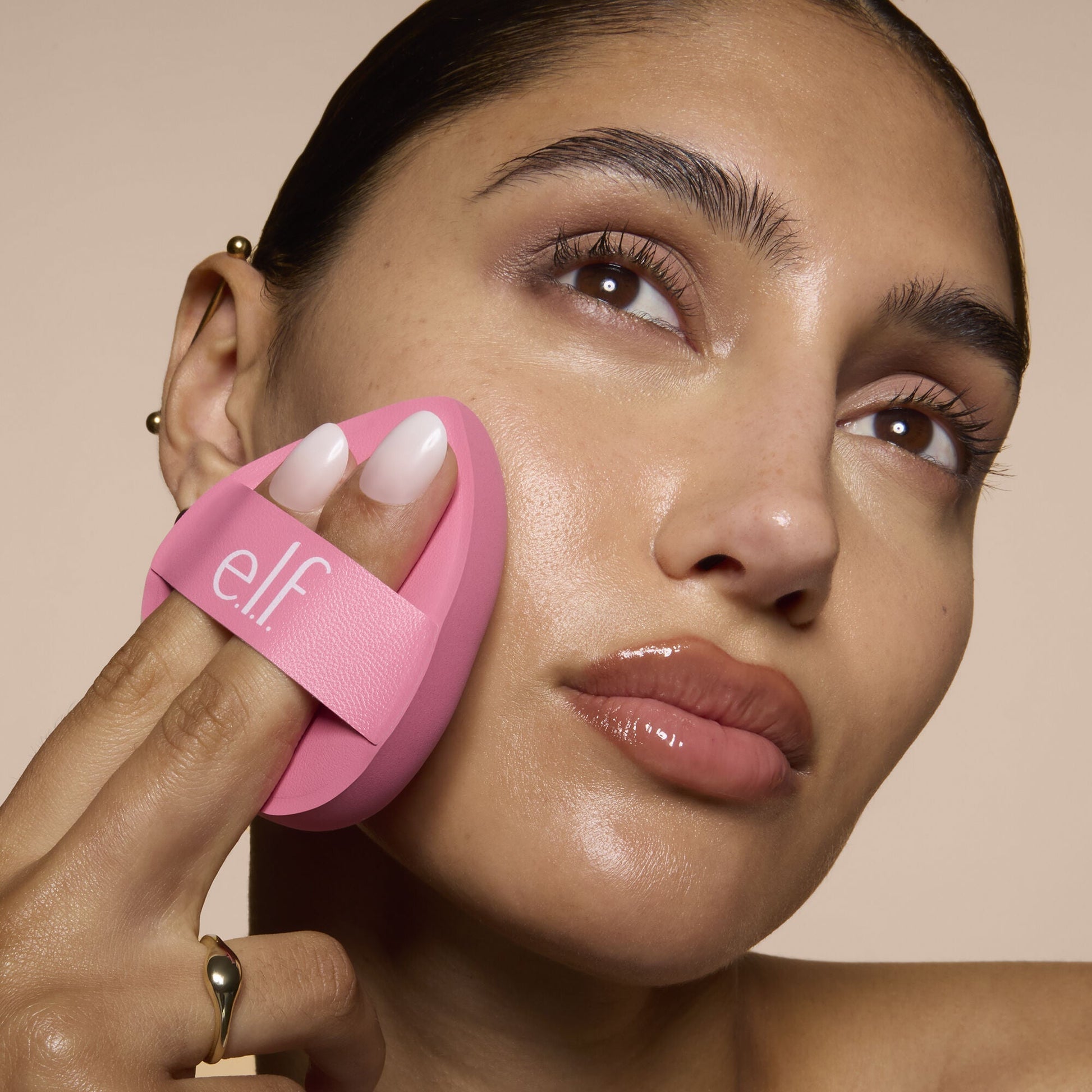pillow-puff-foundation-sponge-c4 81838_MOM_PILLOW_PUFF_FOUNDATION_SPONGE_TOOL_SHOT_SONALI_0126_V2.jpg