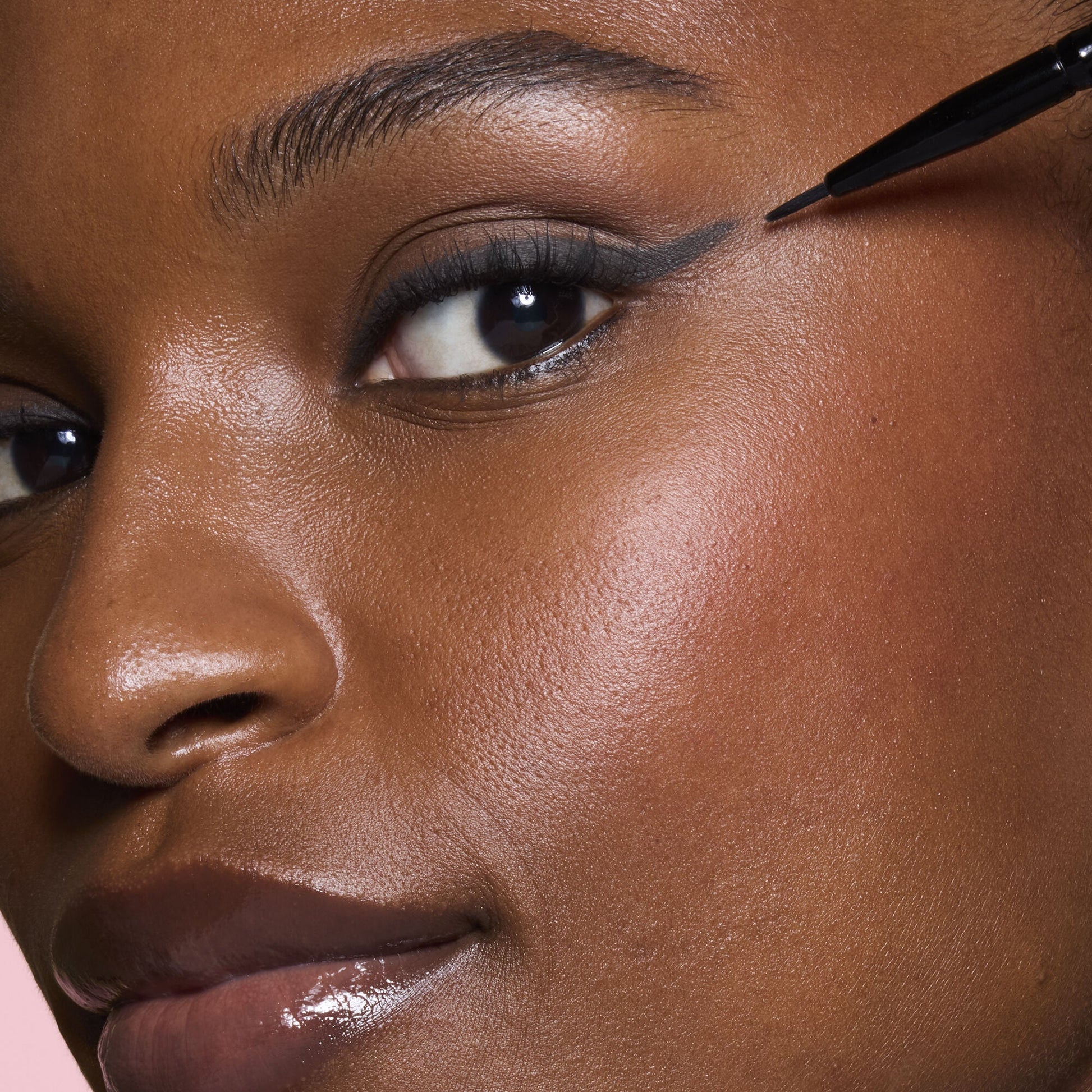 ultra-fine-eyeliner-brush-m2 81915_ULTRA_FINE_EYELINER_BRUSH_TOOL_SHOT_MOM_TSHECA_0120_v2.jpg
