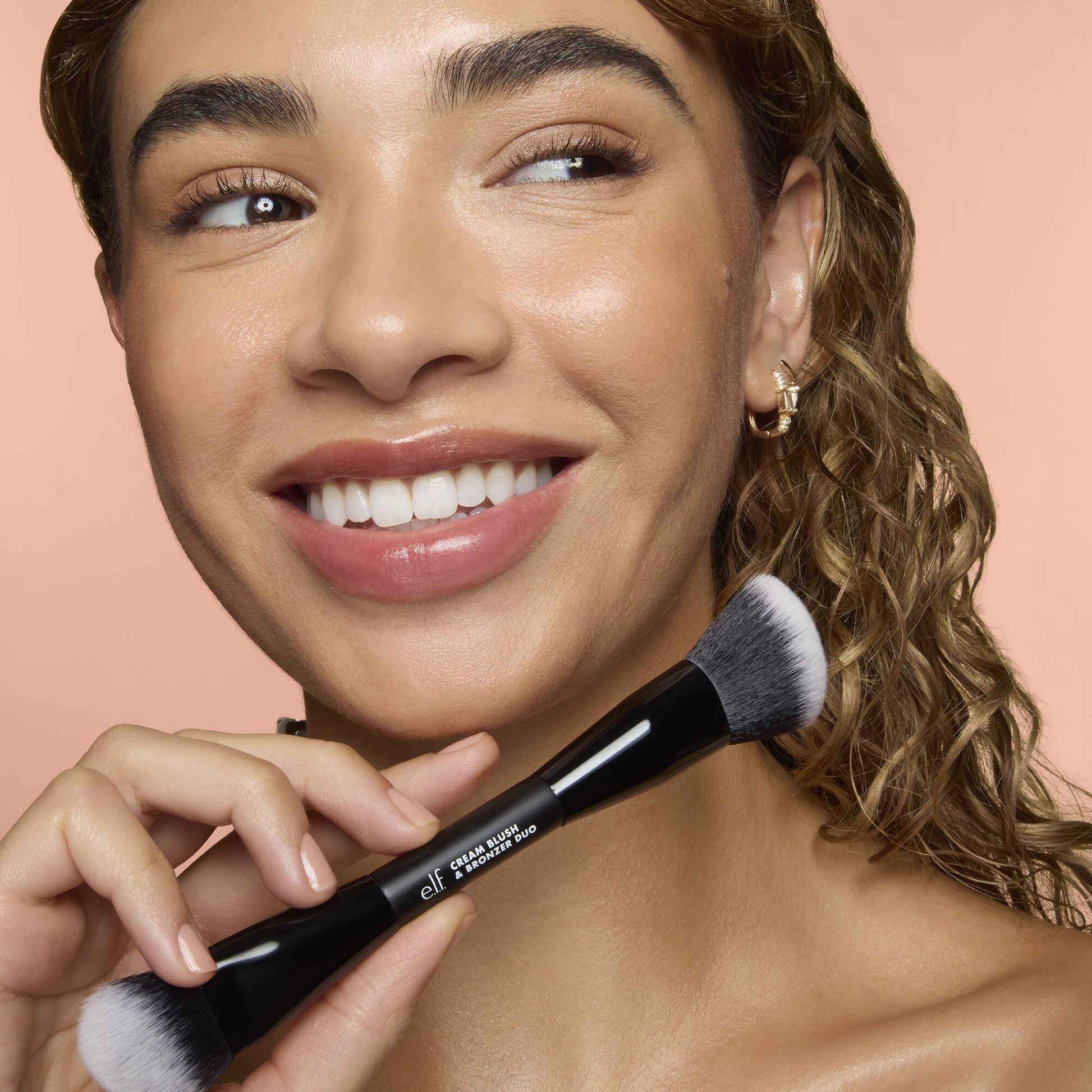 cream-blush-and-bronzer-duo-brush-x2 83857_CREAM_BLUSH_BRONZER_DUO_BRUSH_Q4_Alyssa_0103_V3_7510f340-cab5-4e94-b40f-1ad3f84fd183.jpg