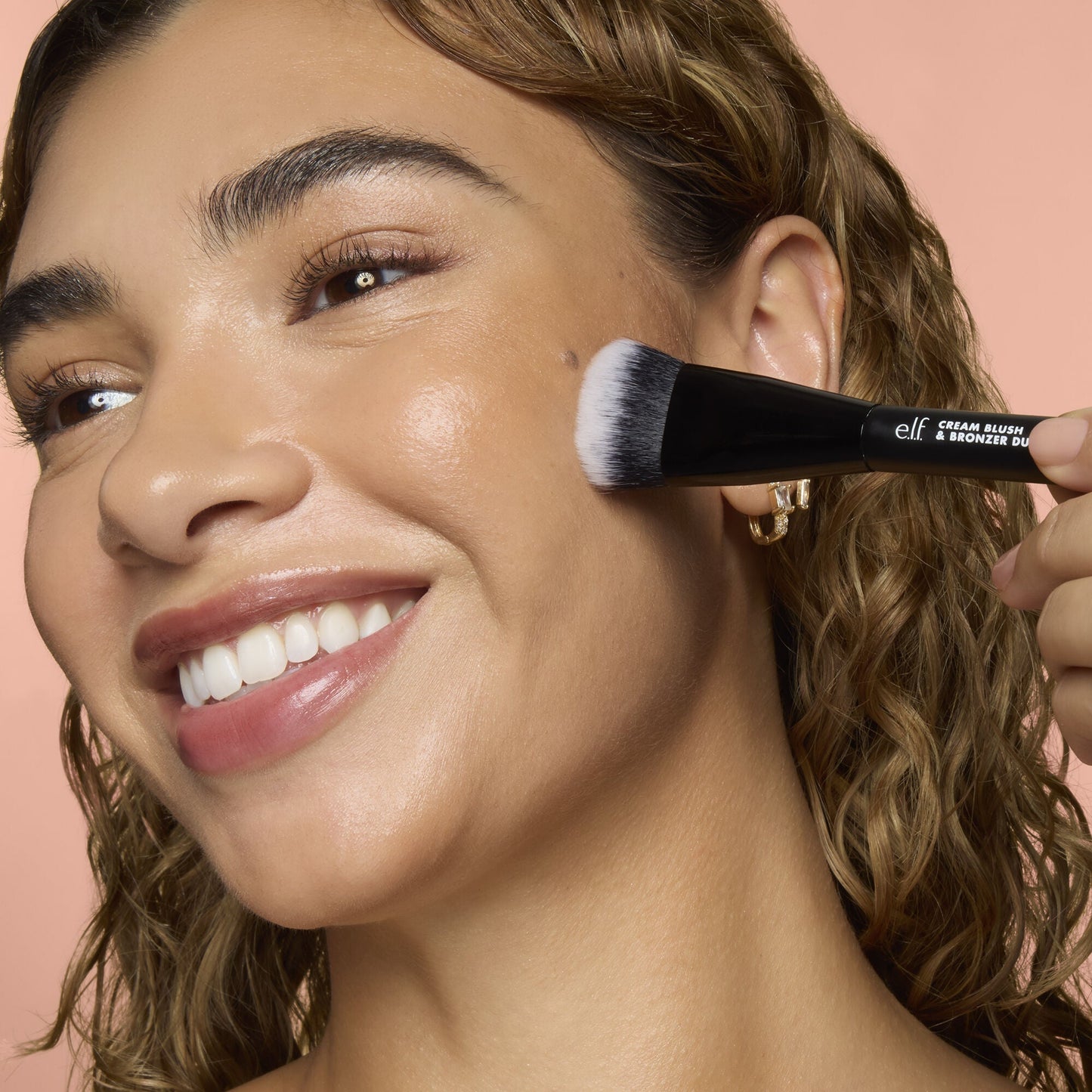 cream-blush-and-bronzer-duo-brush-x2 83857_CREAM_BLUSH_BRONZER_DUO_BRUSH_Q4_Alyssa_0173_V4_388aa08a-f9a4-4160-ae36-d9cdde1f6141.jpg