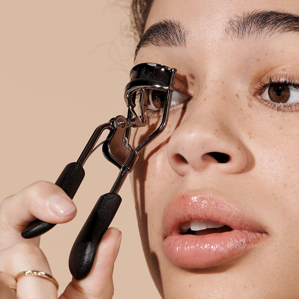 pro-eyelash-curler-m5 84067_ProEyelashCurler_Model.jpg