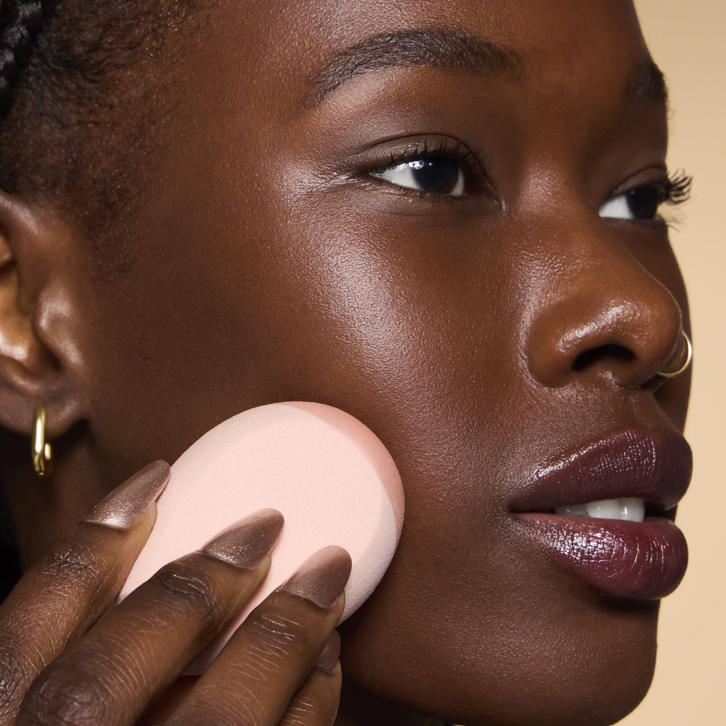 halo-glow-angled-silicone-face-sponge-w2 84235_HALO_GLOW_ANGLED_SILICONE_FACE_SPONGE_BILLIE_0078_V3.jpg