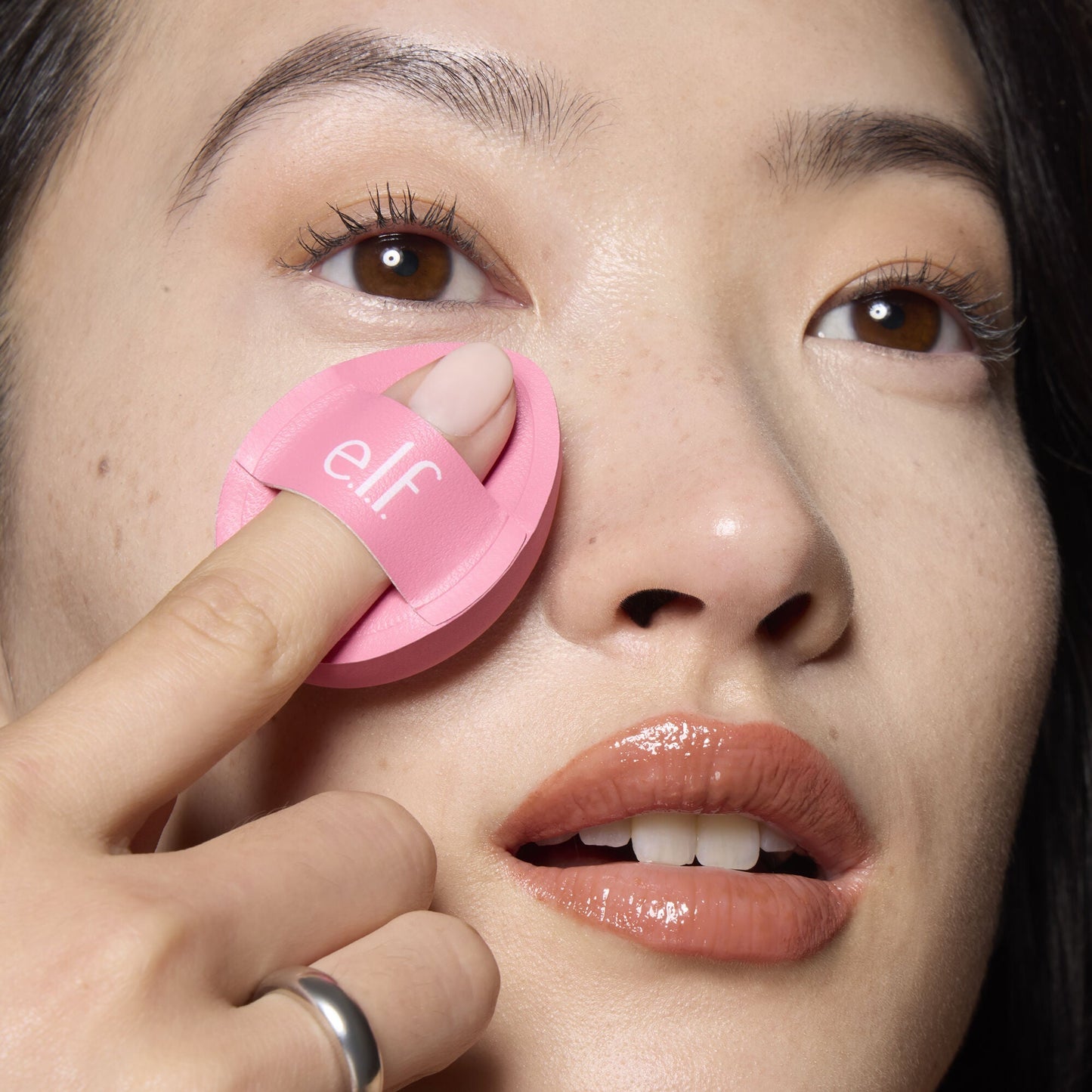 pillow-puff-concealer-sponge-p1 85120_MOM_PILLOW_PUFF_CONCEALER_SPONGE_TOOL_SHOT_SAKURA_V1_0095_V3.jpg